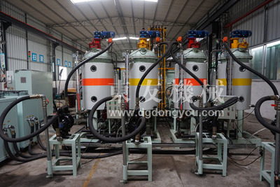 机械手-高压发泡机