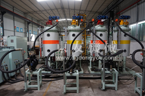 机械手-高压发泡机